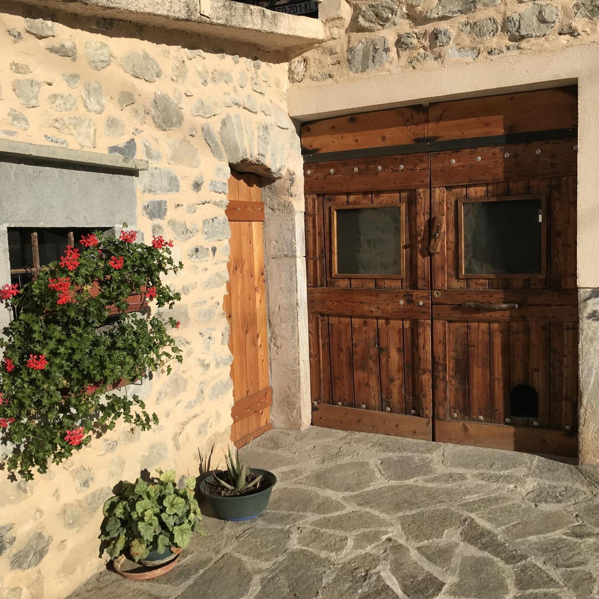 Le Rocher Des Ducs, Vue Sur Montagne, Abris Voitures Et Motos Le Glaizil Luaran gambar