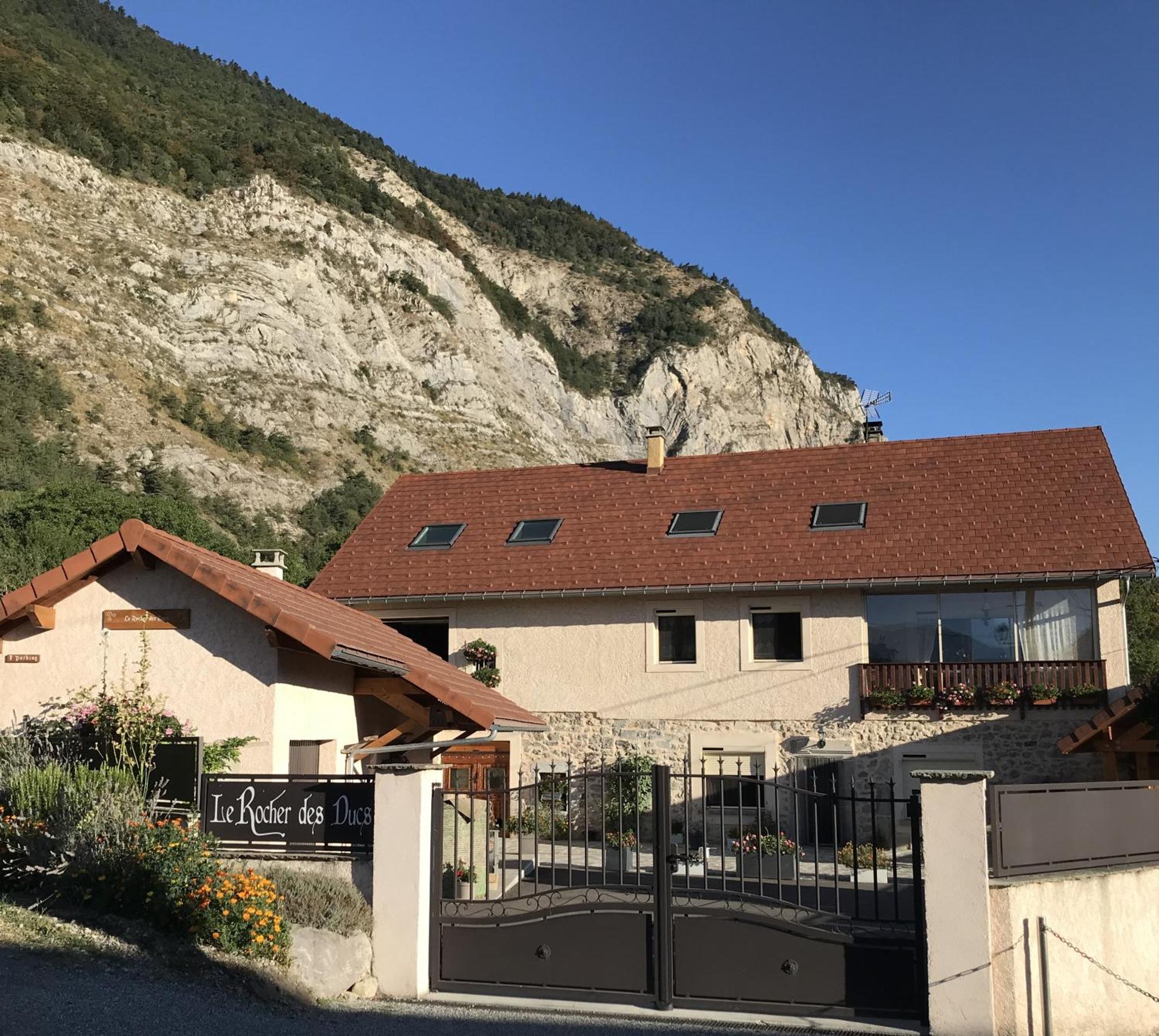 Le Rocher Des Ducs, Vue Sur Montagne, Abris Voitures Et Motos Le Glaizil Luaran gambar