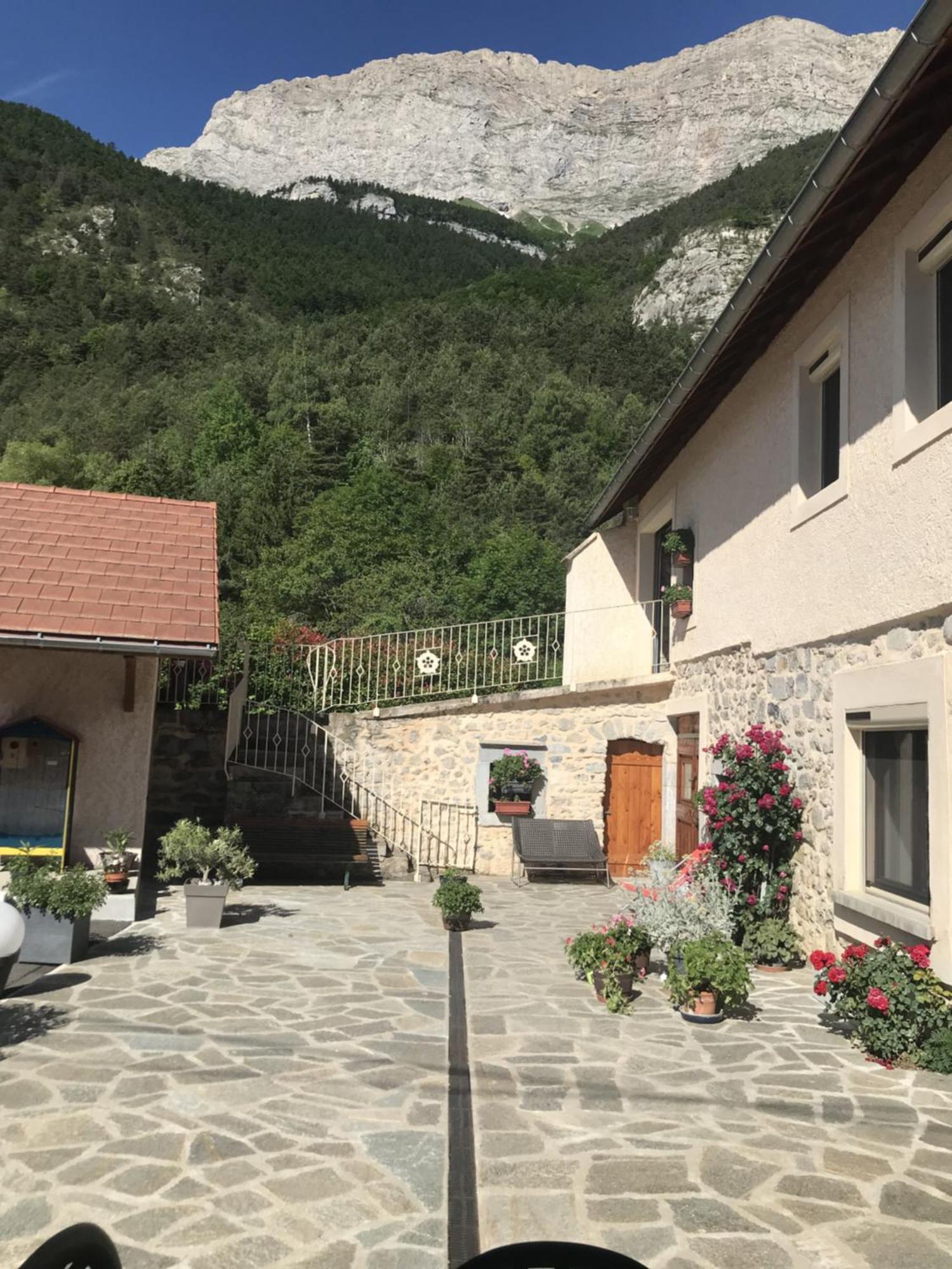 Le Rocher Des Ducs, Vue Sur Montagne, Abris Voitures Et Motos Le Glaizil Luaran gambar