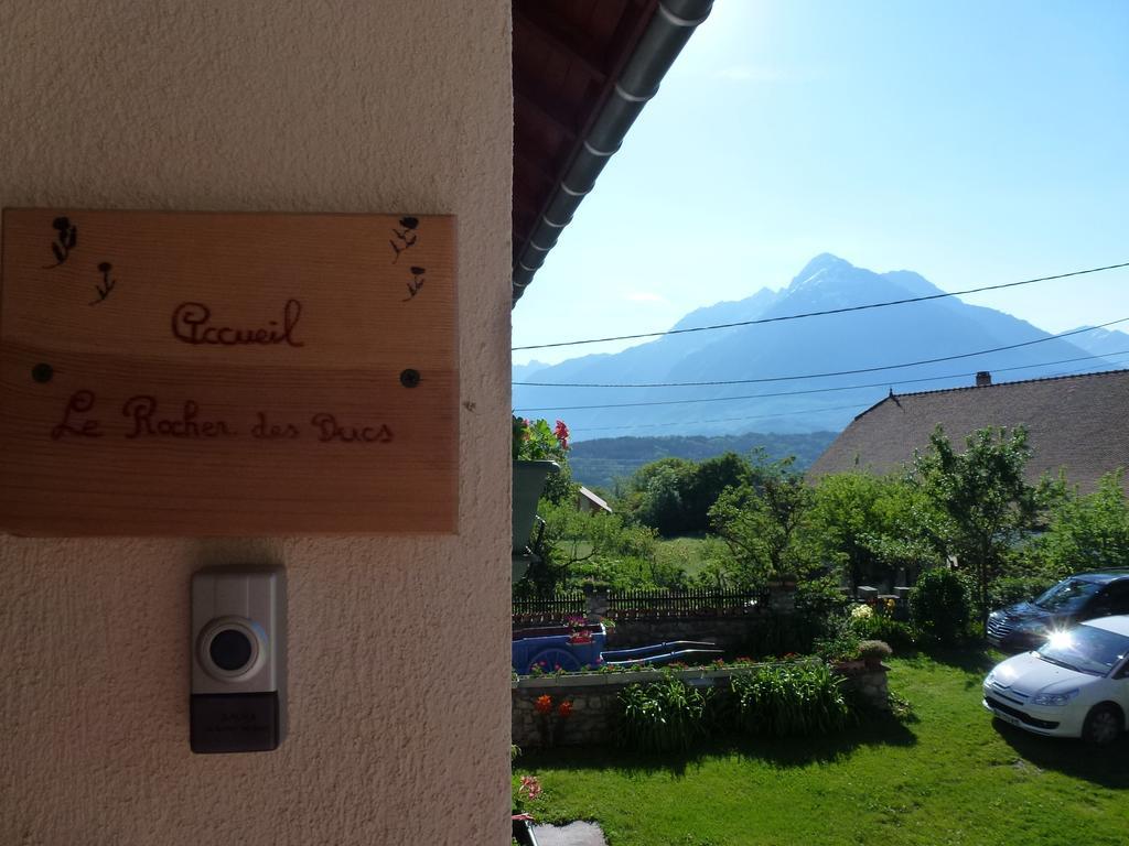 Le Rocher Des Ducs, Vue Sur Montagne, Abris Voitures Et Motos Le Glaizil Luaran gambar