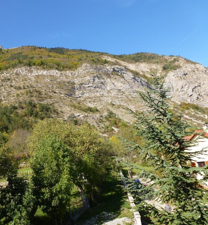 Le Rocher Des Ducs, Vue Sur Montagne, Abris Voitures Et Motos Le Glaizil Luaran gambar